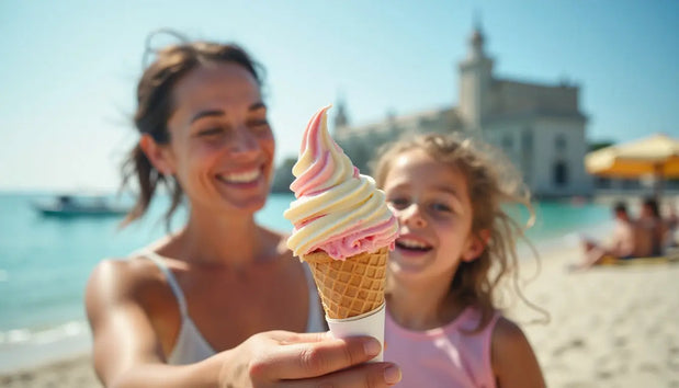 Glace italienne en cornet avec tourbillon de crème rose et jaune délicieux.