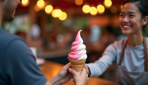 Cornet de glace italienne rose et blanc en swirl, parfait pour les glaces italiennes.