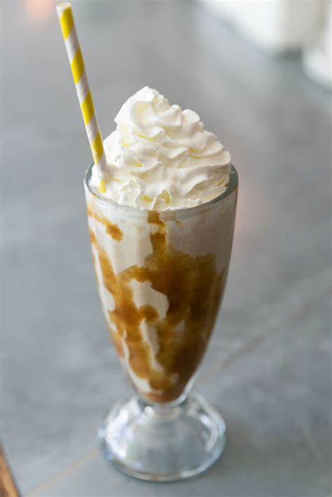 Sundae fleur de lait type Milkshake crémeux au caramel et chantilly