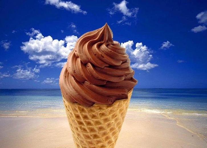 Glace italienne au chocolat sur fond de plage, ambiance estivale.