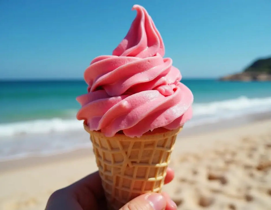 Glace italienne rose en cornet avec poudre arôme framboise Gelmix