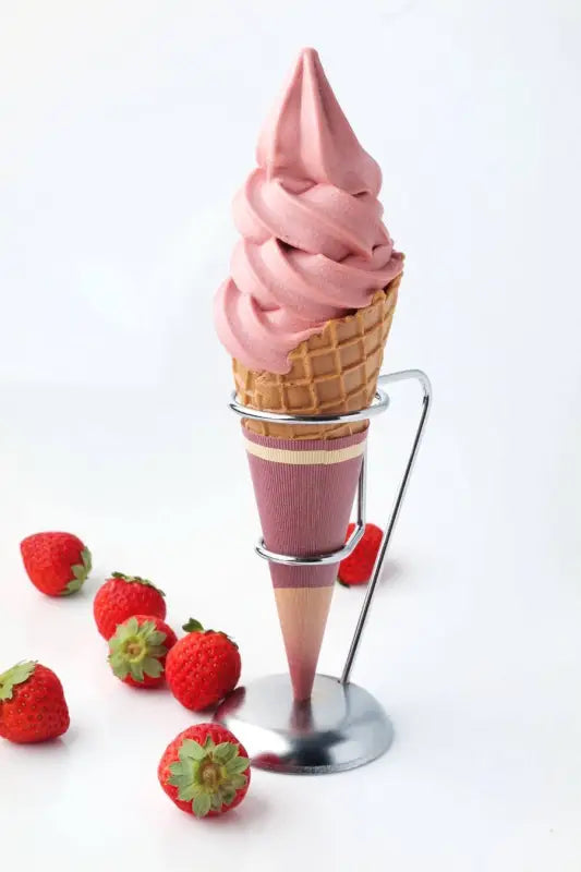 Glace italienne fraise dans un cornet en métal avec crème glacée rose