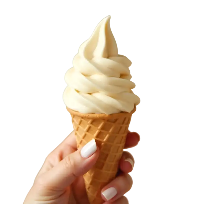 Glace italienne à la vanille dans un cornet gaufré, tenue par une main élégante