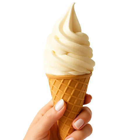 Glace italienne à la vanille dans un cornet gaufré, tenue par une main élégante