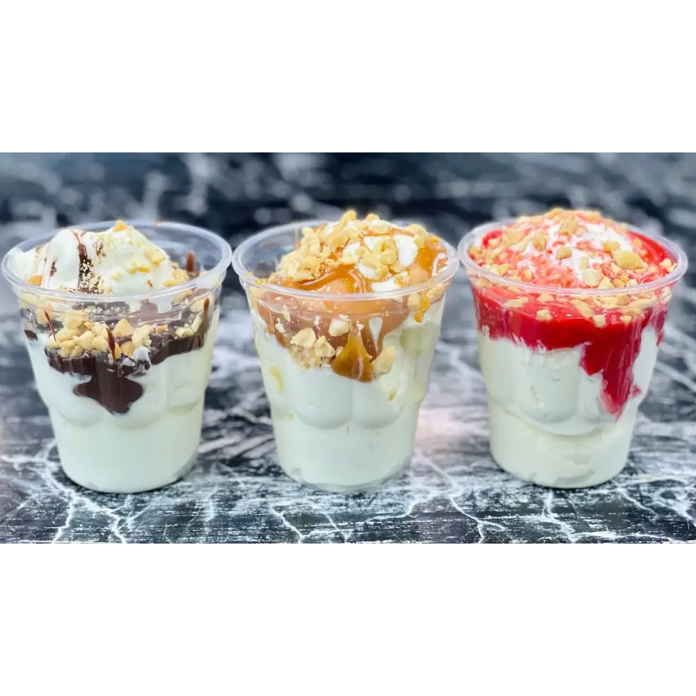 Dessert cups de Mix Neutre Sundae avec glaces italiennes, sauces chocolat, caramel et fraise