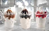 Trois parfaits de dessert Mix Neutre Sundae avec crème fouettée et sauces variées