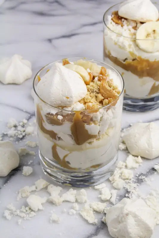 Dessert parfaits layered avec crème fouettée, caramel et meringue - Mix Neutre Sundae