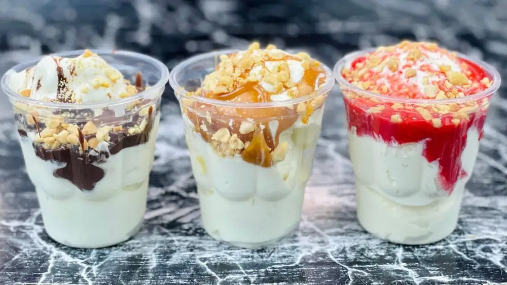 Dessert cups de Mix Neutre Sundae avec glaces italiennes, sauces chocolat, caramel et fraise