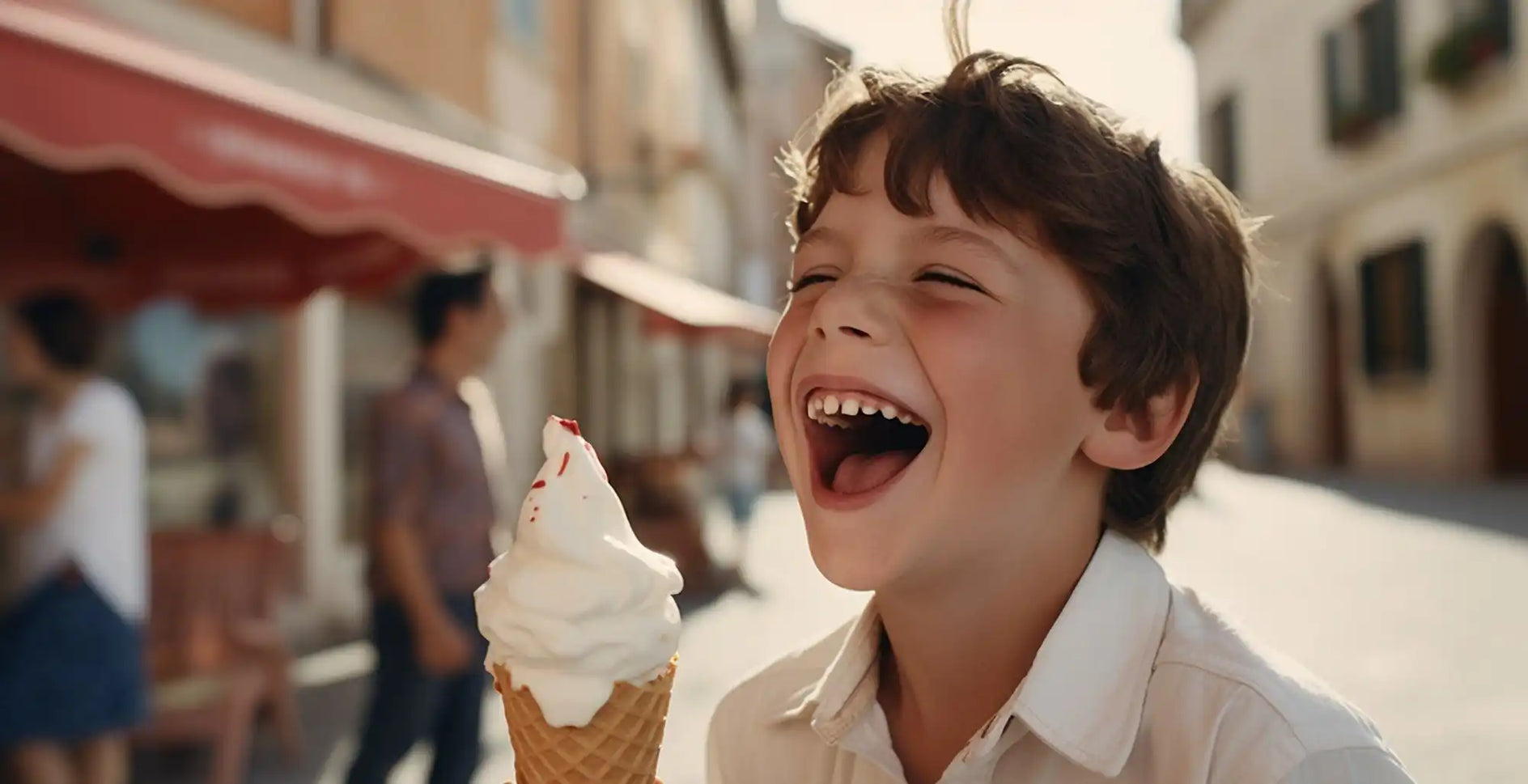 Un cornet de glace à la vanille servi en douceur.